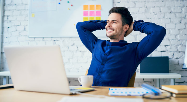 adobestock_160779966_mann-am-schreibtisch_1200x435px